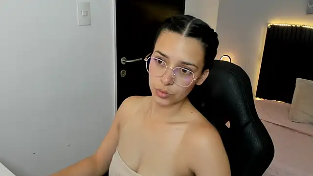 Snapshot of angeline_davies chatting on 10-29-25, 03:53 angeline davies online show from 10-29-25, 03:53