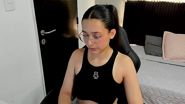 Snapshot of angeline_davies chatting on 11-13-25, 04:00 angeline davies online show from 11-13-25, 04:00