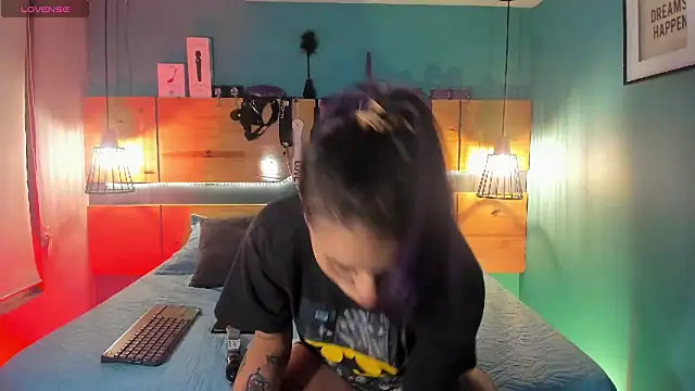 Snapshot of ChloeAllennn chatting on 11-12-25, 11:43 ChloeAllennn online show from 11-12-25, 11:43