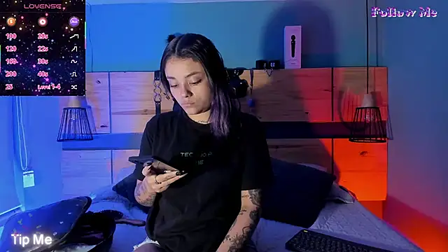 ChloeAllennn online show from 12-18-25, 12:00