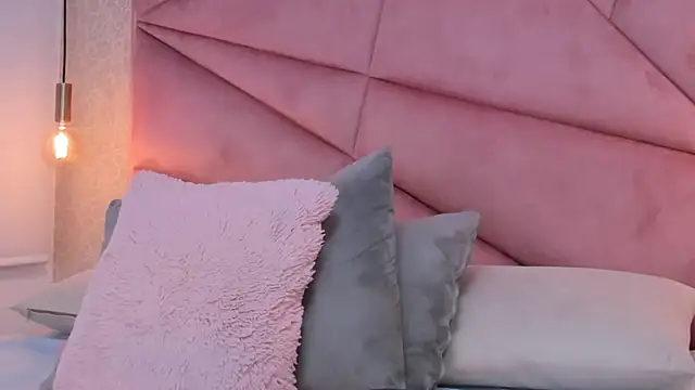 Snapshot of SalomeHills__ chatting on 02-28-25, 03:48 SalomeHills online show from 02-28-25, 03:48