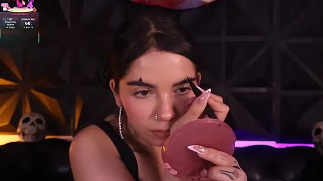 DaphneGlas online show from 10-31-25, 01:01