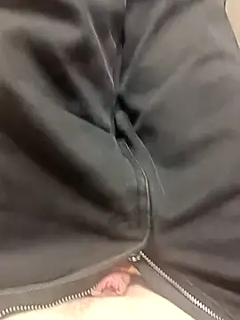 Snapshot of TOPGUN_69 chatting on 10-27-25, 09:30 TOPGUN 69 online show from 10-27-25, 09:30