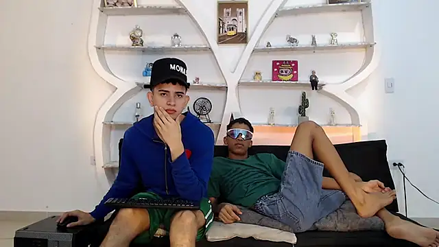 Snapshot of KING_OFF_BOYS chatting on 12-04-25, 01:20 KING OFF BOYS online show from 12-04-25, 01:20