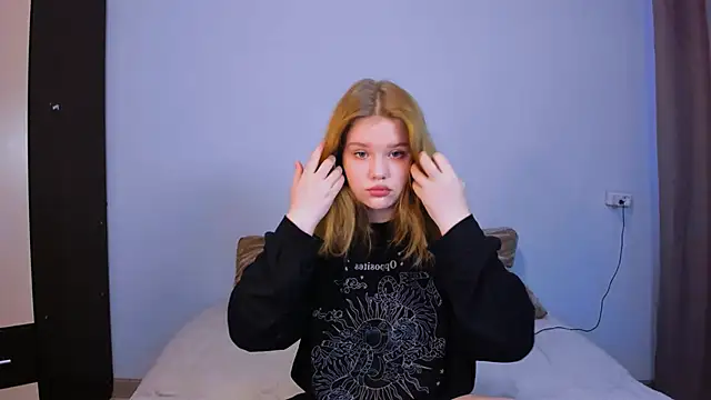 Snapshot of LaseyMoon chatting on 10-12-25, 01:37 LaseyMoon online show from 10-12-25, 01:37