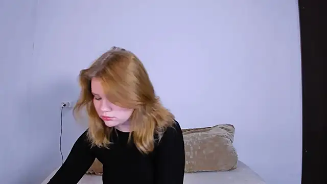 Snapshot of LaseyMoon chatting on 10-18-25, 10:32 LaseyMoon online show from 10-18-25, 10:32