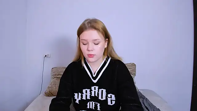 Snapshot of LaseyMoon chatting on 10-22-25, 10:31 LaseyMoon online show from 10-22-25, 10:31