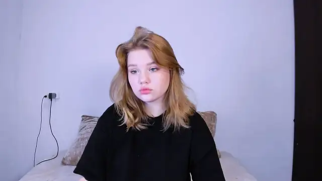 Snapshot of LaseyMoon chatting on 10-27-25, 10:25 LaseyMoon online show from 10-27-25, 10:25