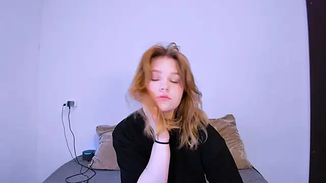 Snapshot of LaseyMoon chatting on 11-02-25, 10:45 LaseyMoon online show from 11-02-25, 10:45