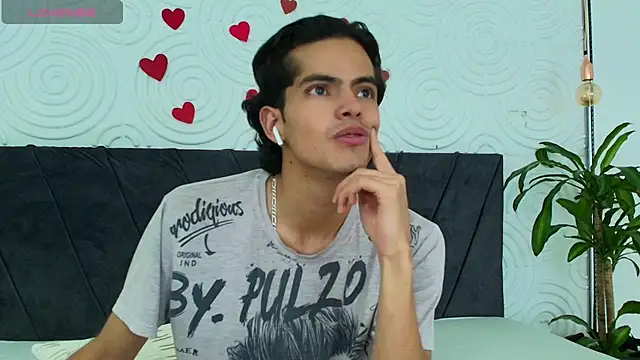 Snapshot of Maximoherrera_16 chatting on 03-05-25, 10:11 Maximoherrera 16 online show from 03-05-25, 10:11