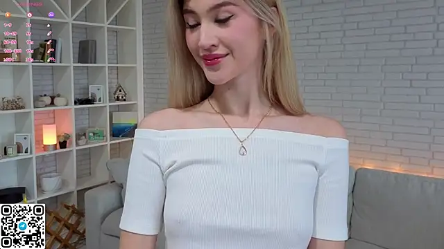 Snapshot of Tessalune_ chatting on 09-30-25, 06:07 Tessalune online show from 09-30-25, 06:07