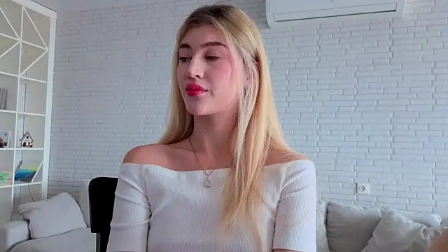 Snapshot of Tessalune_ chatting on 10-05-25, 06:34 Tessalune online show from 10-05-25, 06:34