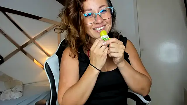 Snapshot of Allison_greey chatting on 12-15-25, 07:40 Allison greey online show from 12-15-25, 07:40