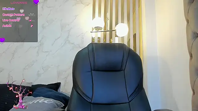 Snapshot of Oriana_gh chatting on 10-15-25, 03:39 Oriana gh online show from 10-15-25, 03:39