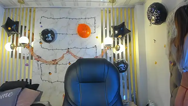 Snapshot of Oriana_gh chatting on 10-19-25, 03:29 Oriana gh online show from 10-19-25, 03:29