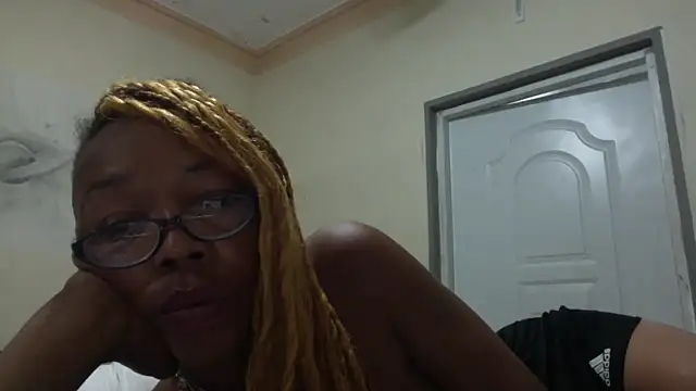 Ladyzee25 online show from 10-19-25, 09:21