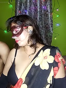 Snapshot of Exotic_couple_38 chatting on 10-31-25, 07:15 Exotic couple 38 online show from 10-31-25, 07:15