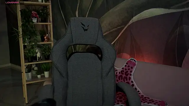 Snapshot of OliviaMcClean chatting on 10-08-25, 01:03 OliviaMcClean online show from 10-08-25, 01:03