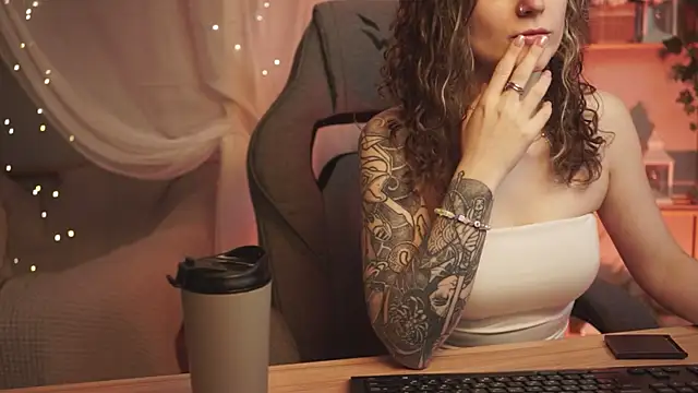 Snapshot of OliviaMcClean chatting on 10-30-25, 11:22 OliviaMcClean online show from 10-30-25, 11:22