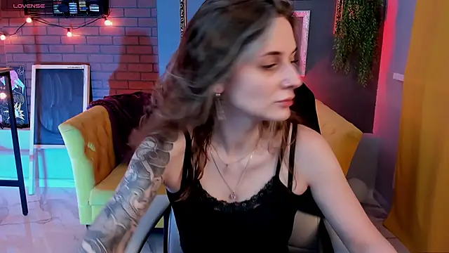 Snapshot of OliviaMcClean chatting on 11-06-25, 02:45 OliviaMcClean online show from 11-06-25, 02:45