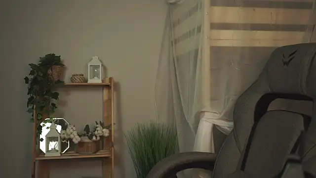 Snapshot of OliviaMcClean chatting on 11-19-25, 02:44 OliviaMcClean online show from 11-19-25, 02:44