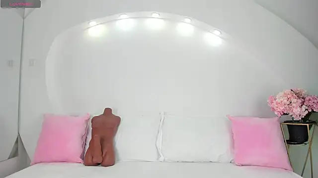 Snapshot of ValeriMilton chatting on 10-20-25, 07:14 ValeriMilton online show from 10-20-25, 07:14