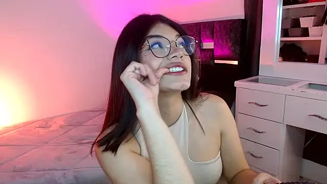 Snapshot of _Camilaaa_ chatting on 10-10-25, 07:18 Camilaaa online show from 10-10-25, 07:18
