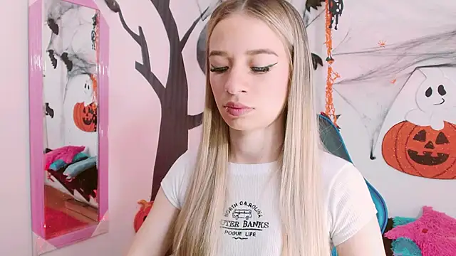 Snapshot of hannah_026 chatting on 10-20-25, 10:49 hannah 026 online show from 10-20-25, 10:49