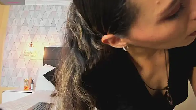 LiliJensen online show from 11-18-25, 07:18