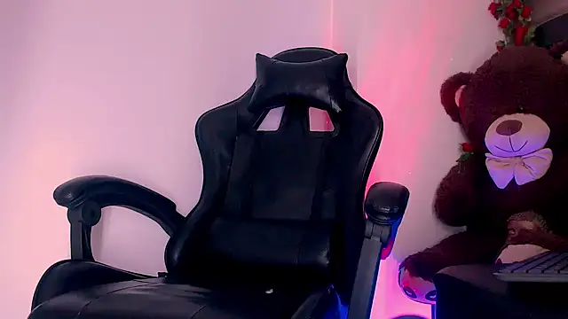 Snapshot of SashaNova chatting on 02-14-26, 08:00 SashaNova online show from 02-14-26, 08:00