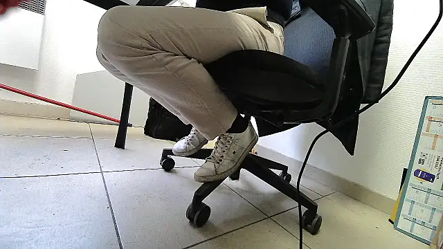 Snapshot of GM51-1988 chatting on 10-15-25, 08:58 GM51-1988 online show from 10-15-25, 08:58