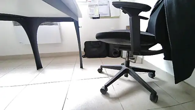 Snapshot of GM51-1988 chatting on 10-31-25, 12:39 GM51-1988 online show from 10-31-25, 12:39