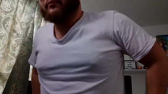 Snapshot of Edmund98 chatting on 02-05-26, 02:33 Edmund98 online show from 02-05-26, 02:33