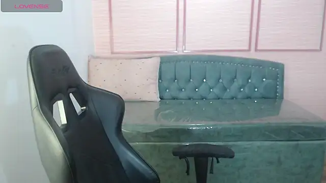 Snapshot of alexa_romero_t chatting on 12-21-25, 01:07 alexa romero t online show from 12-21-25, 01:07