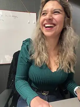 Isabella Varella online show from 12-18-25, 01:28