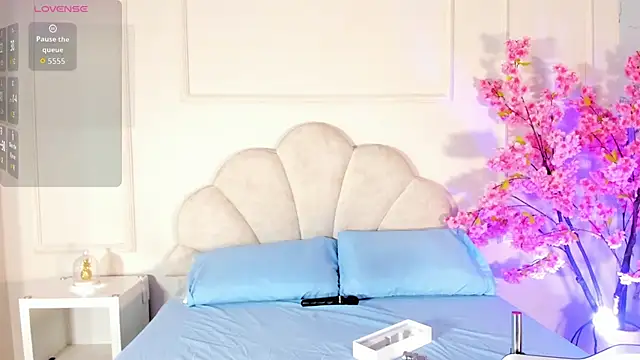 Snapshot of Candaceoweens chatting on 10-28-25, 03:43 Candaceoweens online show from 10-28-25, 03:43