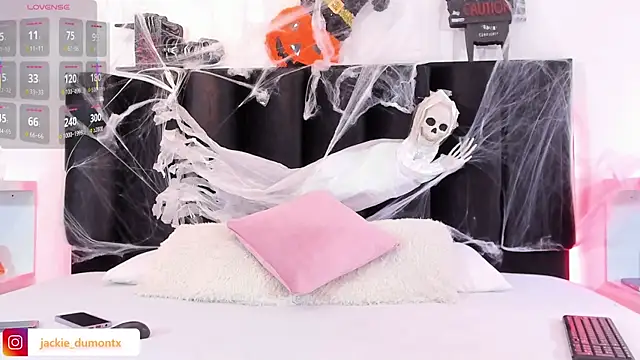 Snapshot of JackieDumont1 chatting on 10-18-25, 06:41 JackieDumont1 online show from 10-18-25, 06:41