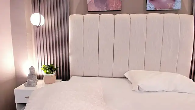 GiannaColling1 online show from 12-13-25, 08:36