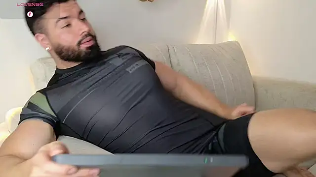 Snapshot of Roman_Lux chatting on 11-21-25, 04:11 Roman Lux online show from 11-21-25, 04:11