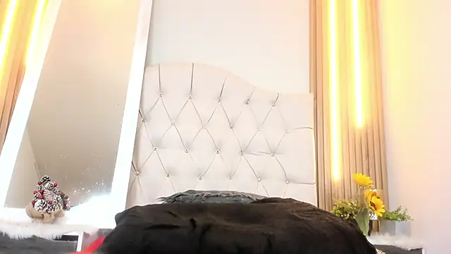 Alexa Bravva online show from 12-17-25, 04:29