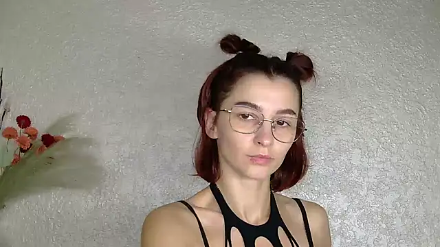 luna Gharming online show from 10-15-25, 06:24