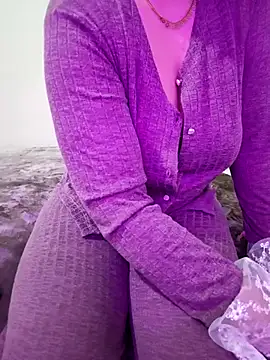 Snapshot of queen_belisima1 chatting on 11-28-25, 08:44 queen belisima1 online show from 11-28-25, 08:44