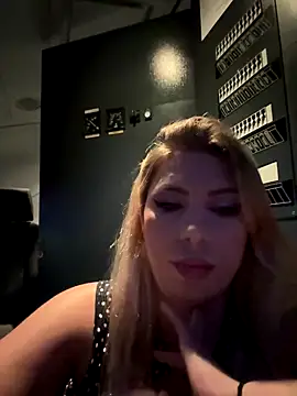 Snapshot of Alicedream5 chatting on 09-12-25, 03:28 Alicedream5 online show from 09-12-25, 03:28
