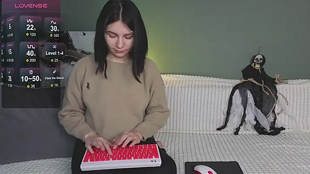 Charlotte Woods online show from 10-20-25, 04:24