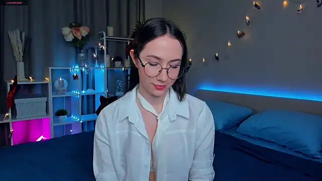 Kira mindnes online show from 03-06-25, 07:21