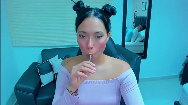  LiilyWong online show from 10-11-25, 05:17