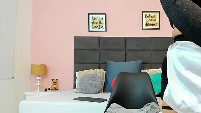 Snapshot of SophiaQueens chatting on 10-17-25, 08:33 SophiaQueens online show from 10-17-25, 08:33