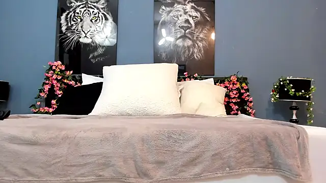 Snapshot of SophiaQueens chatting on 11-15-25, 09:00 SophiaQueens online show from 11-15-25, 09:00