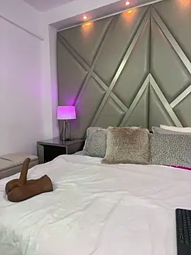 AlesiaCooper online show from 12-15-25, 08:02