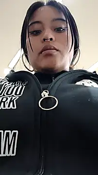 Snapshot of bella_warzon chatting on 02-17-26, 03:40 bella warzon online show from 02-17-26, 03:40